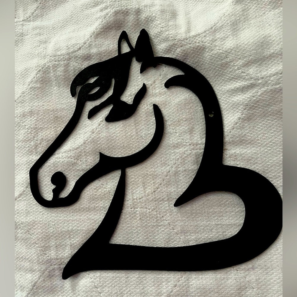 Hag this beautiful black metal piece with the horse and heart ❤️